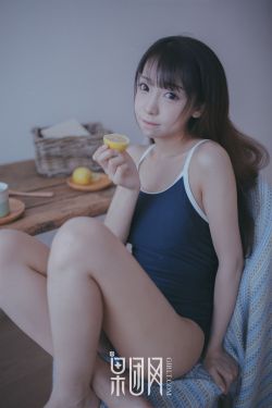 医生按着小豆豆手在抖
